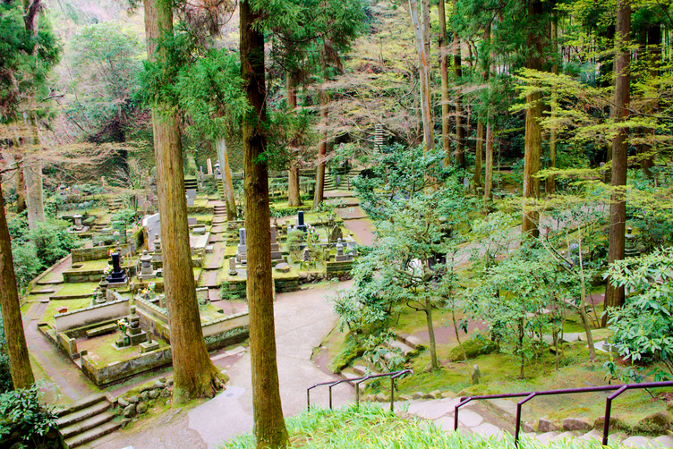 Cemetery at Tōkei-ji