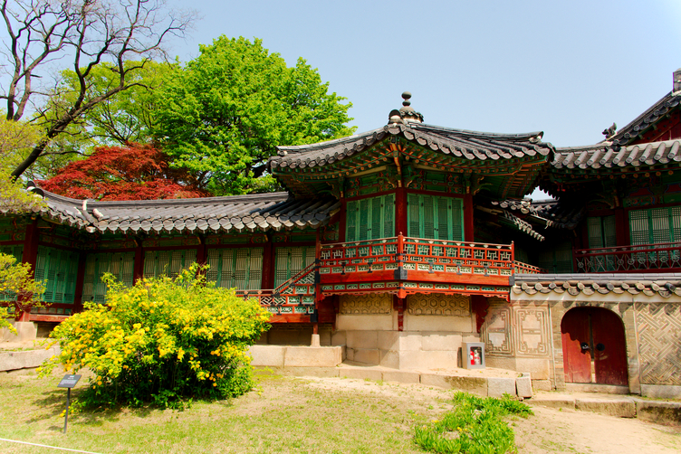 Buildings near gate between Changdeokgung and Changyeongung Palaces